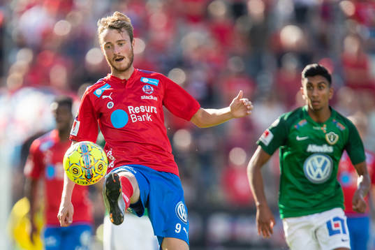 Helsingborgs Rasmus Jönsson tar ner bollen
