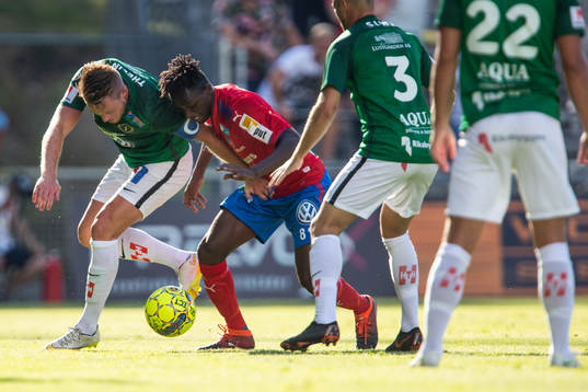 Jönköpings Tommy Thelin och Helsingborgs Mamudu Moro i