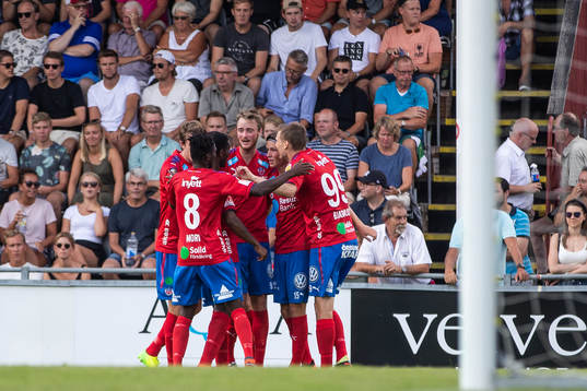 Helsingborgs Max Svensson jublar med lagkamrater