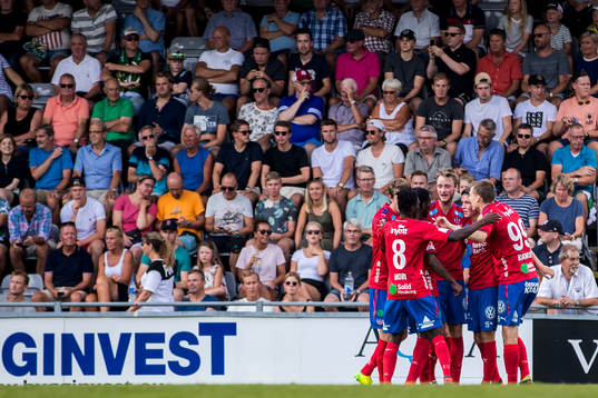 Helsingborgs Max Svensson jublar med lagkamrater