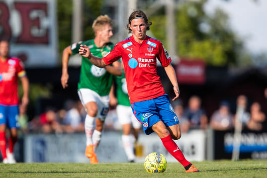 Helsingborgs Max Svensson driver bollen