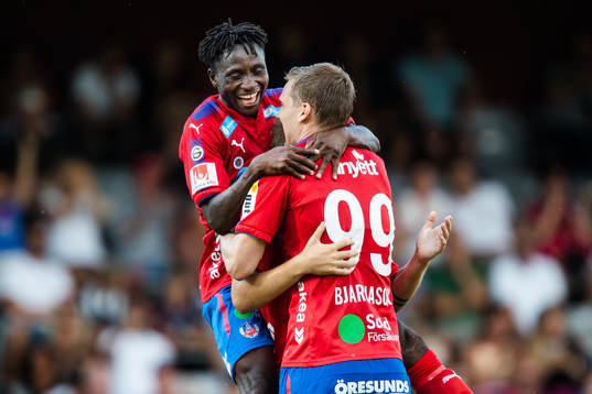 Helsingborgs Mamudu Moro och Andri Runar Bjarnason kramar