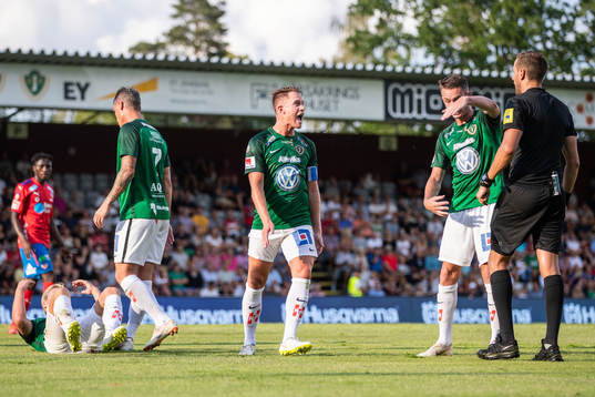 Jönköpings Tommy Thelin reagerar mot ett domslut från