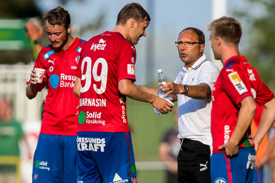 Helsingborgs tränare Per-Ola Ljung instruerar spelare