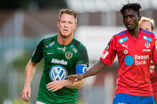 Jönköpings Tommy Thelin och Helsingborgs Mamudu Moro