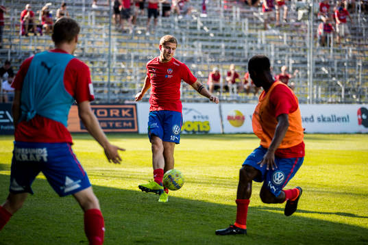 Helsingborgs Darijan Bojanic införr fotbollsmatchen i