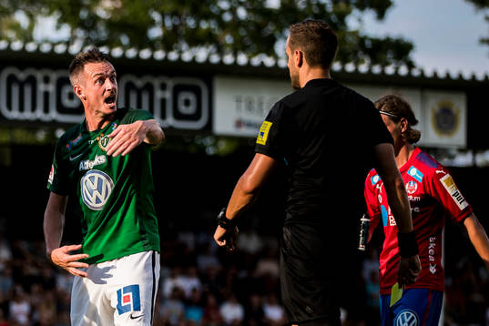 Jönköpings Fredrik Olsson protesterar mot domslut