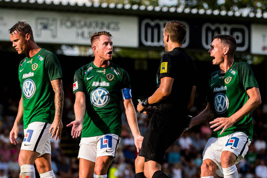 Jönköpings Tommy Thelin protesterar mot domslut