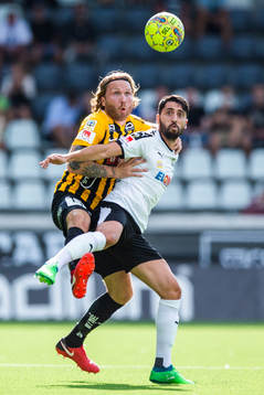 Häckens Emil Wahlström och Örebros Nahir Besara i kamp
