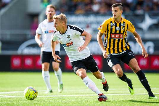 Örebros Sebastian Ring jagas av Häckens Alexander