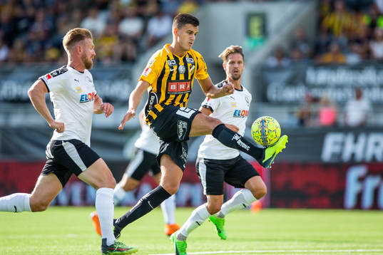 Örebros Michael Almebäck och Martin Lorentzson jagar