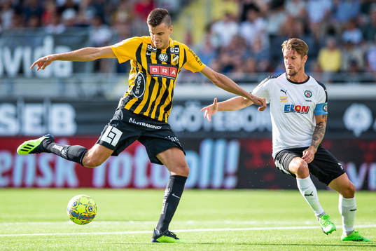 Häckens Alexander Jeremejeff skjuter mot täckande