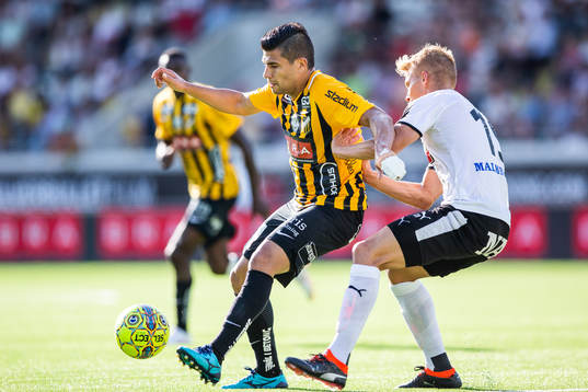 Häckens Paulinho och Örebros Martin Lorentzson i kamp om