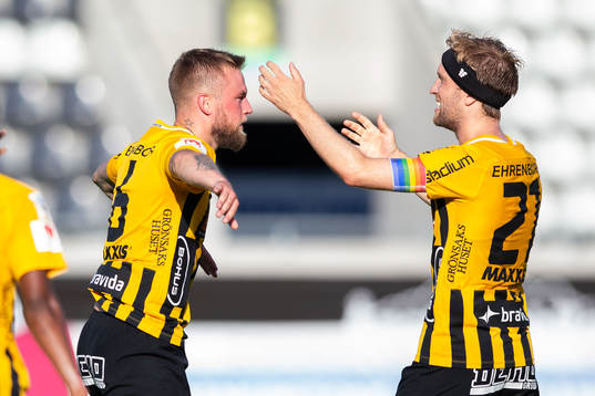 Häckens Alexander Faltsetas jublar med Rasmus Lindgren