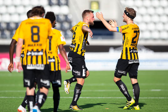Häckens Alexander Faltsetas jublar med Rasmus Lindgren