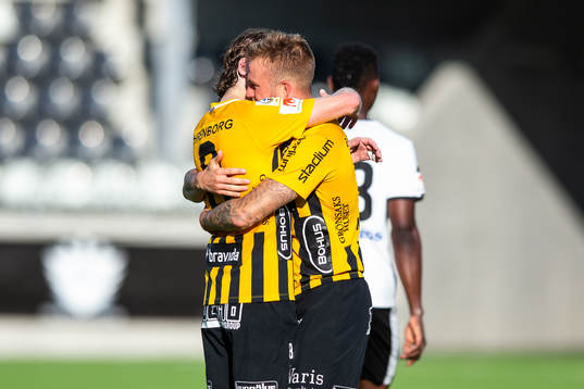 Häckens Erik Friberg kramar om målskytten Alexander