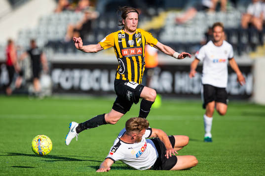 Örebros Michael Almebäck glidtacklar mot Häckens Erik