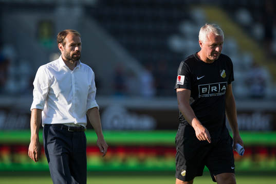 Häckens tränare Andreas Alm och assisterande tränare