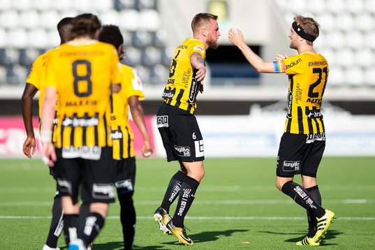 Häckens Alexander Faltsetas jublar ihop med Rasmus Lindgren