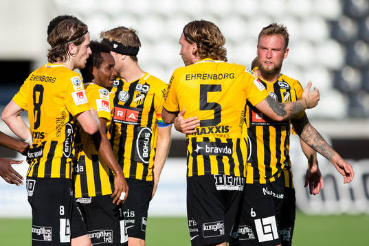 Häckens Alexander Faltsetas jublar ihop med lagkamrater