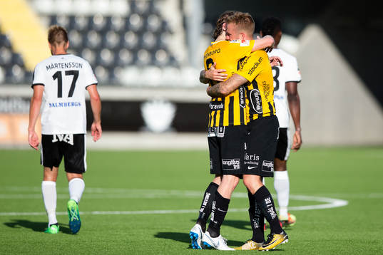 Häckens Alexander Faltsetas jublar ihop med Erik Friberg