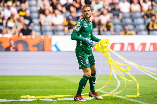 Kalmars målvakt Lucas Hägg-Johansson plockar undan