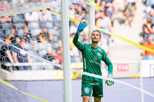 Kalmars målvakt Lucas Hägg-Johansson plockar undan