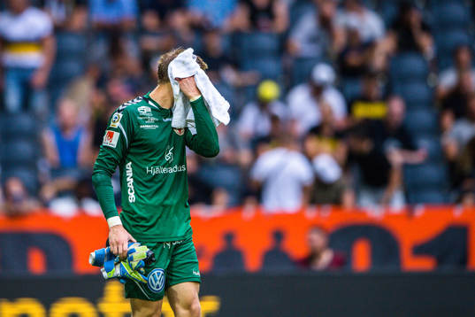 Kalmars målvakt Lucas Hägg-Johansson torkar sig med en