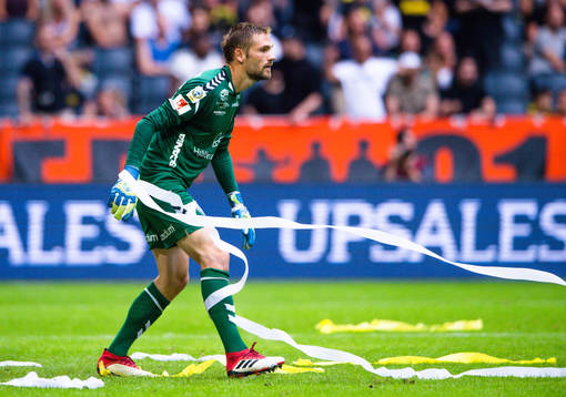 Kalmars målvakt Lucas Hägg-Johansson bland inkastade