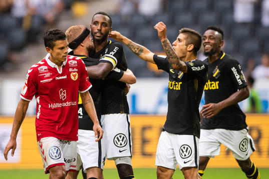 s Henok Goitom jublar med lagkamrater