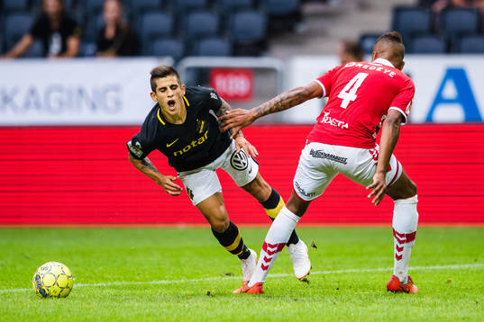 s Nicolas Stefanelli och Kalmars Mikael Dyrestam i kamp om