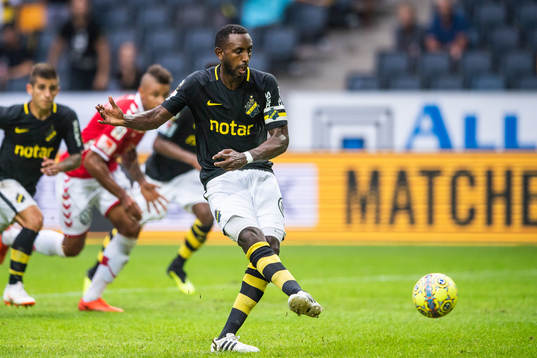 s Henok Goitom gör 1-0 på straff