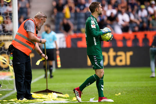 s supportrar kastat in bakom Kalmars målvakt Lucas