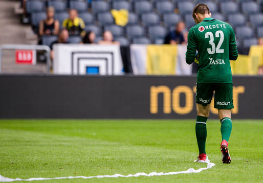 s supportrar kastat in fastnar på Kalmars målvakt Lucas