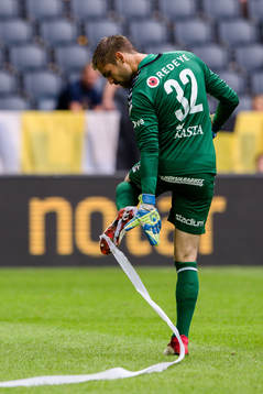 s supportrar kastat in fastnar på Kalmars målvakt Lucas