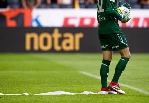 s supportrar kastat in fastnar på Kalmars målvakt Lucas