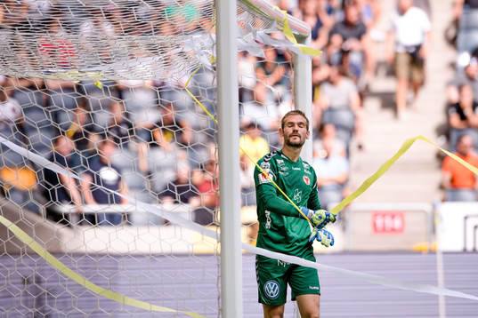 Kalmars målvakt Lucas Hägg-Johansson  rensar bort
