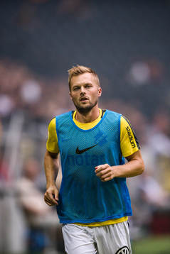 s Sebastian Larsson värmer upp