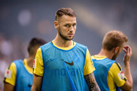 s Alexander Milosevic  värmer upp