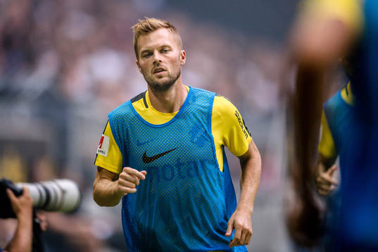 s Sebastian Larsson värmer upp
