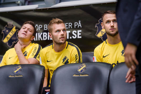 s Sebastian Larsson och Alexander Milosevic före