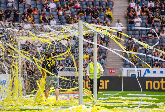 s supportrar kastat in före fotbollsmatchen i Allsvenskan