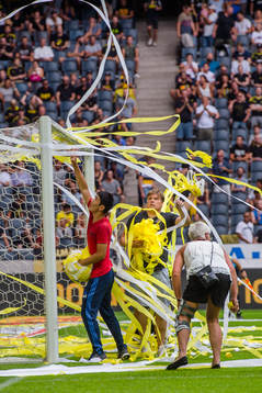 s supportrar kastat in före fotbollsmatchen i Allsvenskan