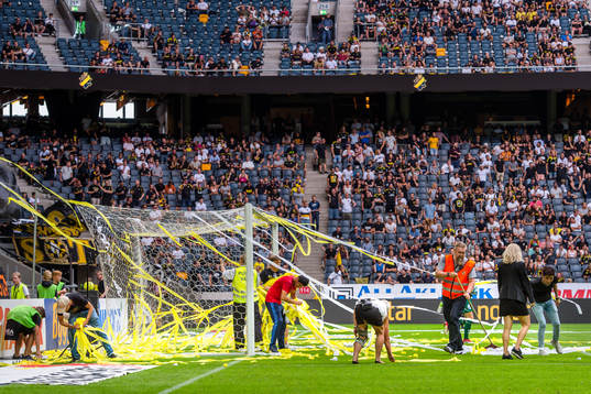 s supportrar kastat in före fotbollsmatchen i Allsvenskan