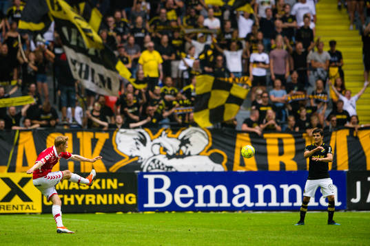 Kalmars Rasmus Elm med frispark