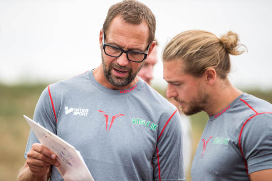 Rögles assisterande tränare Roger Hansson i diskussion