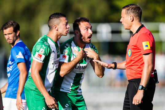 Hammarbys Nikola Djurdjic och Muamer Tankovic reagerar mot