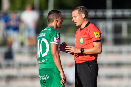 Hammarbys Nikola Djurdjic i diskussion med domare Johan