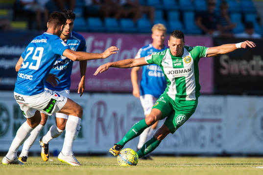 Hammarbys Nikola Djurdjic driver bollen
