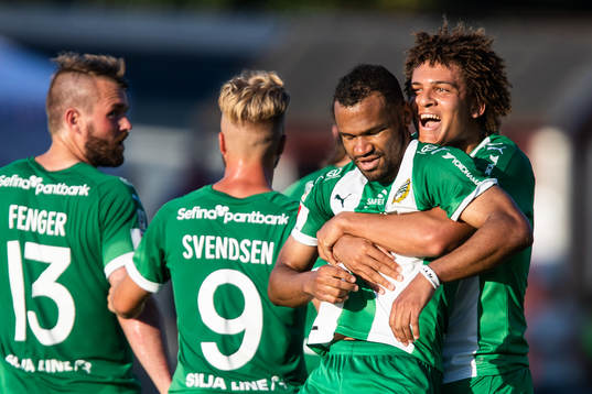 Hammarbys Neto Borges kramar om och jublar med Serge-Junior